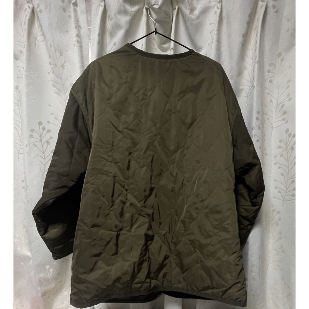ノーカラー キルティングジャケット アウター カーキ Ｍサイズ レディースのジャケット/アウター(ノーカラージャケット)の商品写真