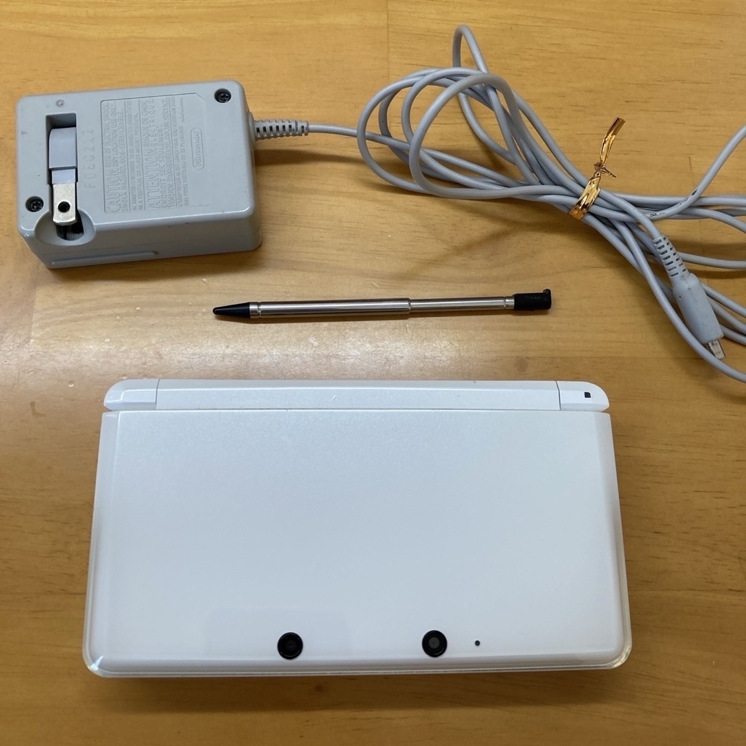 ニンテンドー3DS(ニンテンドー3DS)のニンテンドー3DS （ホワイト） エンタメ/ホビーのゲームソフト/ゲーム機本体(携帯用ゲーム機本体)の商品写真