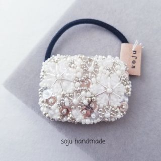 雪の結晶ヘアゴム　ビーズ刺繍　ヘアゴム(ヘアアクセサリー)