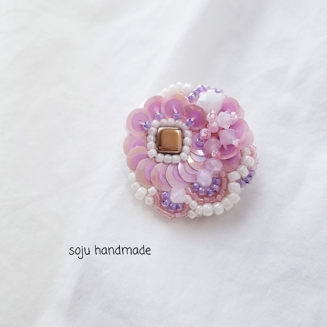 もち様専用です　ビーズ刺繍　ブローチ ハンドメイドのアクセサリー(コサージュ/ブローチ)の商品写真