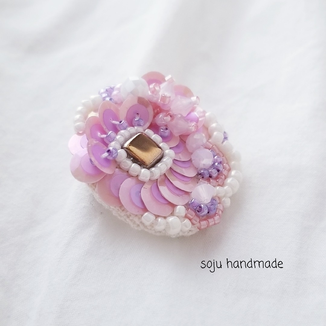 もち様専用です　ビーズ刺繍　ブローチ ハンドメイドのアクセサリー(コサージュ/ブローチ)の商品写真