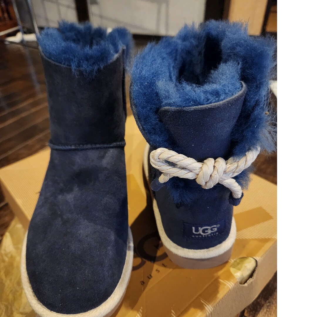 UGG(アグ)の値下げ💴⤵️【新品】UGG  navy ブーツ　23cm レディースの靴/シューズ(ブーツ)の商品写真