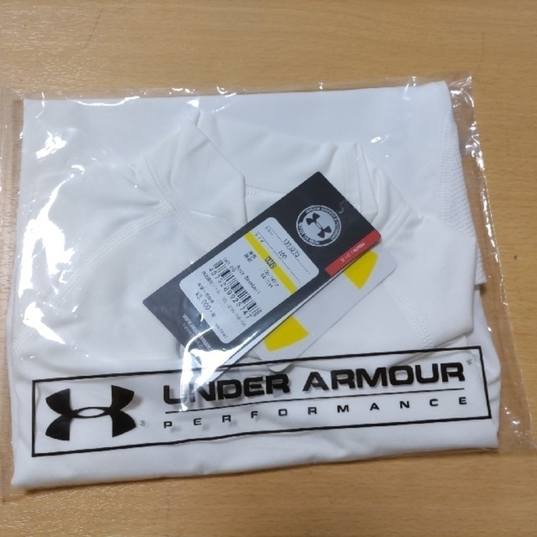 UNDER ARMOUR(アンダーアーマー)のアンダーシャツ　白　半袖　ジュニア スポーツ/アウトドアの野球(ウェア)の商品写真