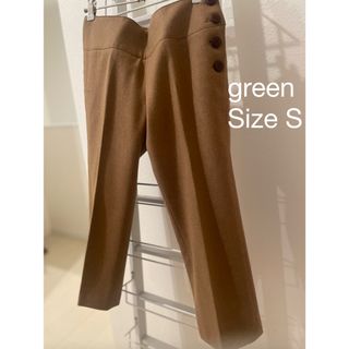 green/グリーン　センタープレス　クロップドパンツ　Size S(クロップドパンツ)