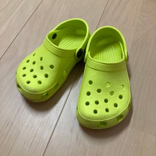 クロックス(crocs)のクロックス　15cm 緑　黄色　キッズ(サンダル)