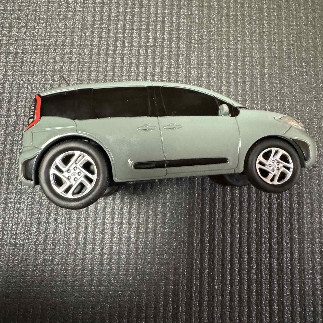 トヨタ(トヨタ)のトヨタ シエンタ アーバンカーキ ミニカー エンタメ/ホビーのおもちゃ/ぬいぐるみ(ミニカー)の商品写真