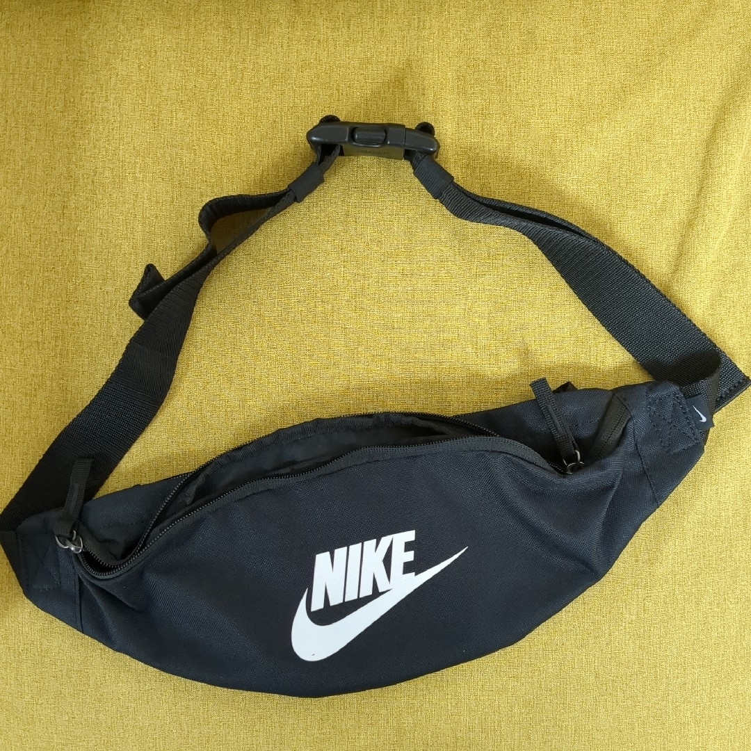 NIKE(ナイキ)のナイキ  ヘリテージヒップパック  ボディバッグ  3L レディースのバッグ(ボディバッグ/ウエストポーチ)の商品写真