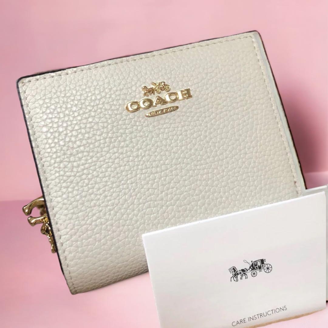 COACH - 配送料込✨匿名 配送 新品 COACH 二つ折り財布 白 コンパクト ...