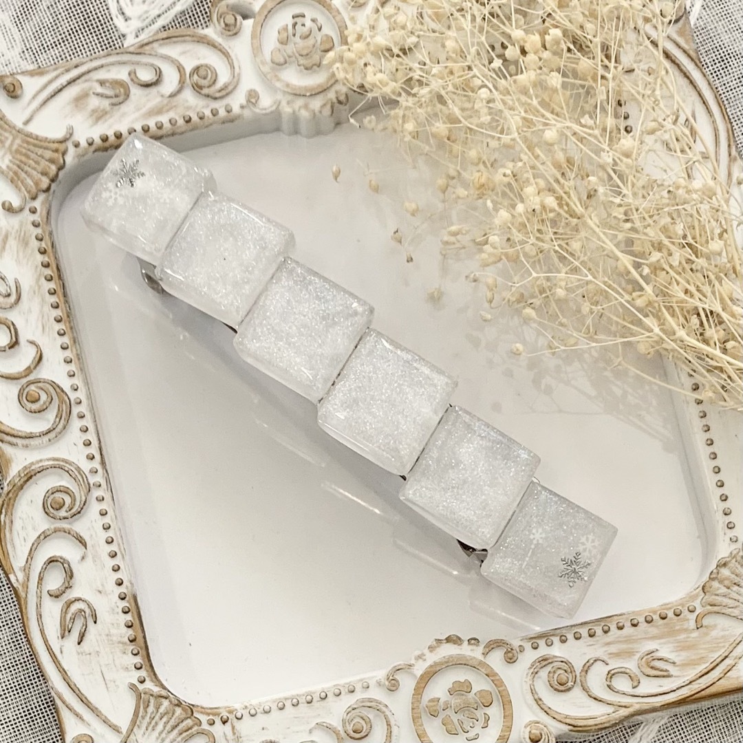 バレッタ8cm ダイヤモンドダスト　雪の結晶　レジン ハンドメイドのアクセサリー(ヘアアクセサリー)の商品写真
