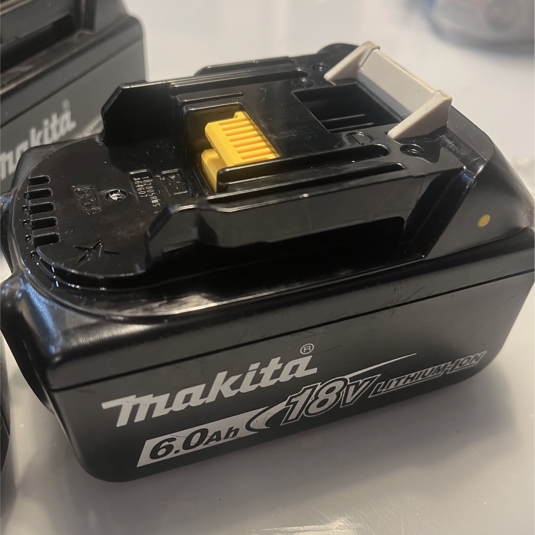 Makita(マキタ)のマキタバッテリー4つセット スマホ/家電/カメラのスマートフォン/携帯電話(バッテリー/充電器)の商品写真