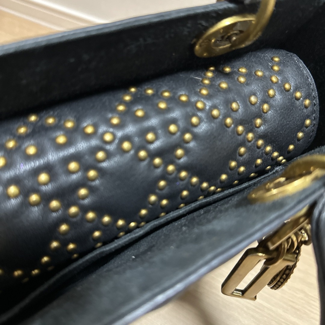 Dior(ディオール)のブラックバッグ スタッズ ゴールド ブラック Dior レディースのバッグ(ハンドバッグ)の商品写真