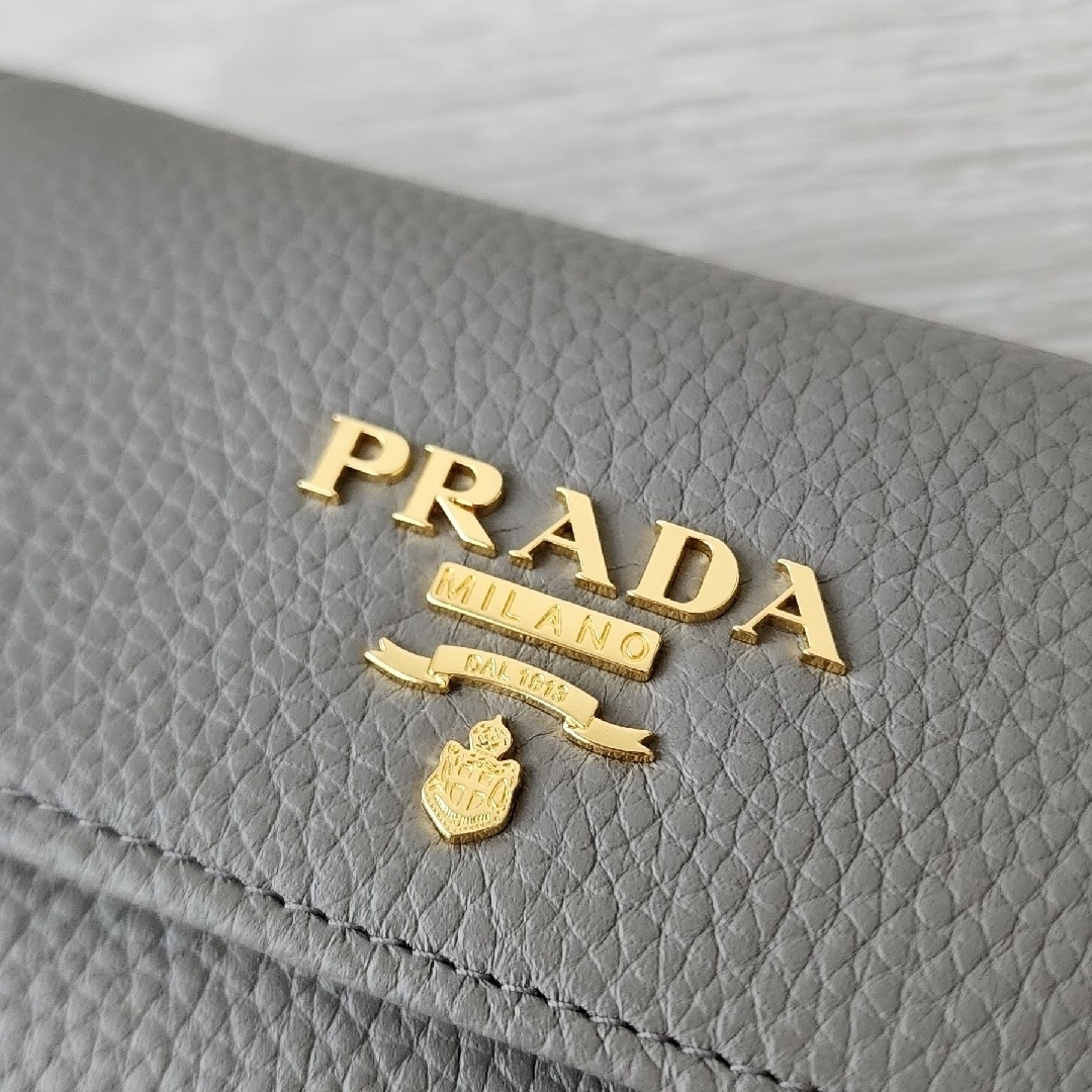 PRADA(プラダ)の未使用【プラダ】ソフトグレインレザー　コンパクト　ウォレット　折り財布 レディースのファッション小物(財布)の商品写真