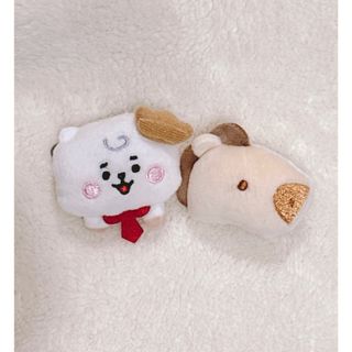 ビーティーイシビル(BT21)のファミマ限定⭐︎BT21ぬいぐるみバッジ  RJ♡MANG(キャラクターグッズ)