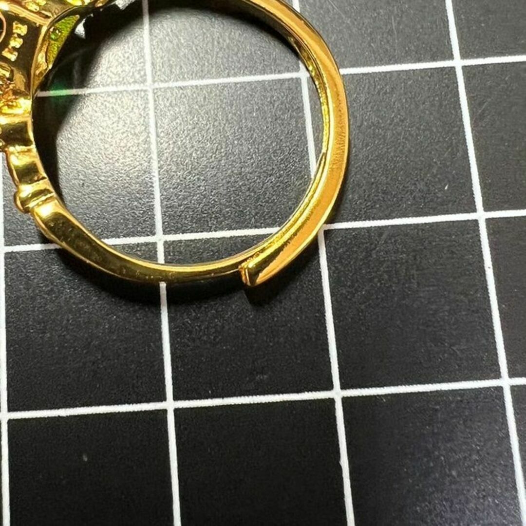 A272 匿名配送 グリーンクリスタルリング ゴールド 18K フリーサイズ レディースのアクセサリー(リング(指輪))の商品写真