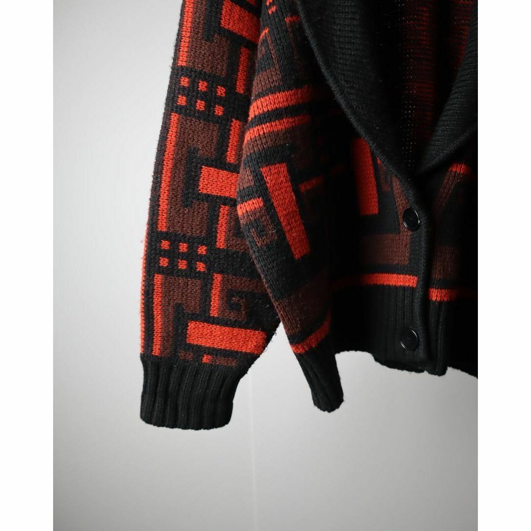 ART VINTAGE(アートヴィンテージ)の【vintage】幾何学 総柄 ショールカラー ウール混 カーディガン 黒 赤 メンズのトップス(ニット/セーター)の商品写真