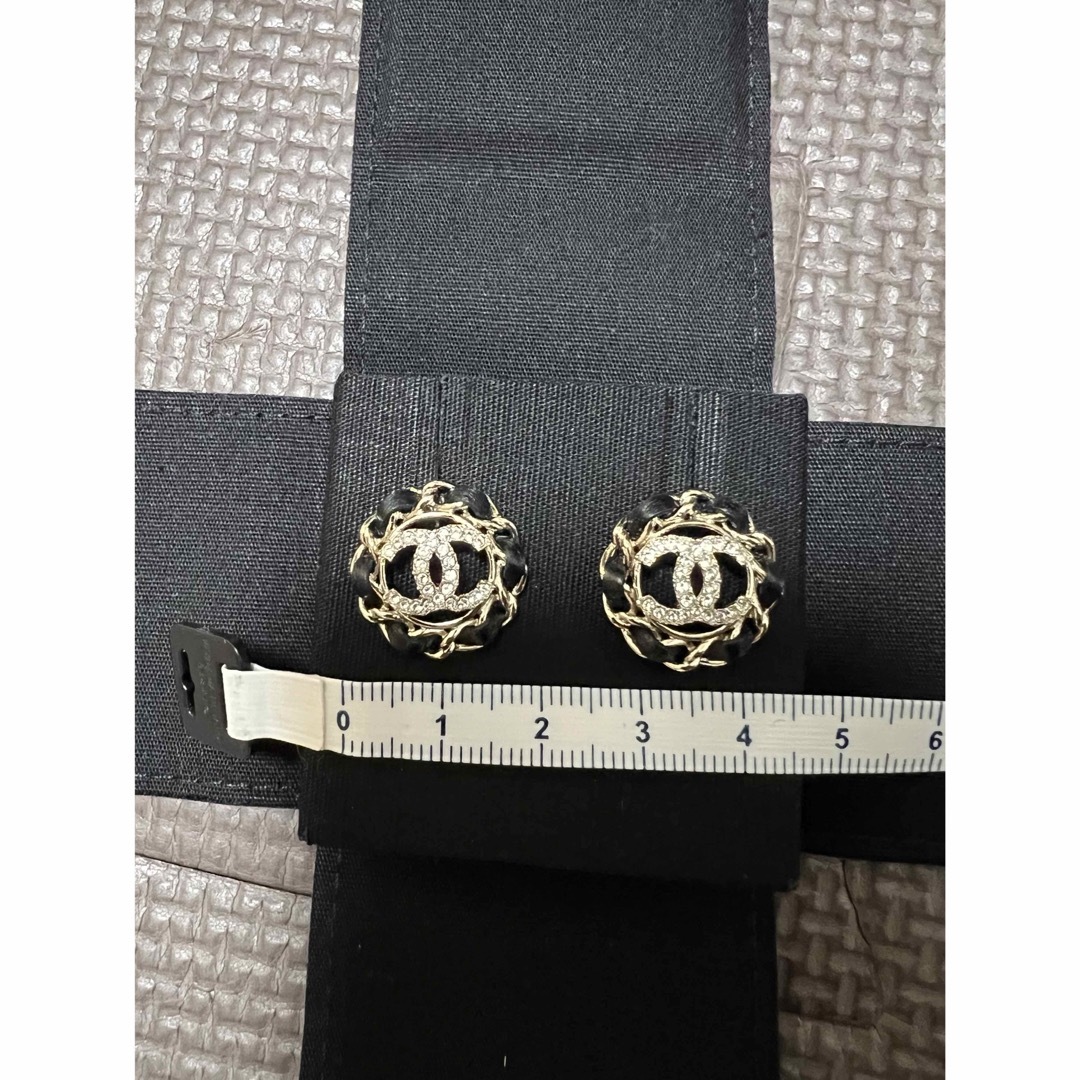 CHANEL(シャネル)の❣️Sale中❣️新品 CHANEL ピアス CCマーク レザー 人気 再入荷 レディースのアクセサリー(ピアス)の商品写真