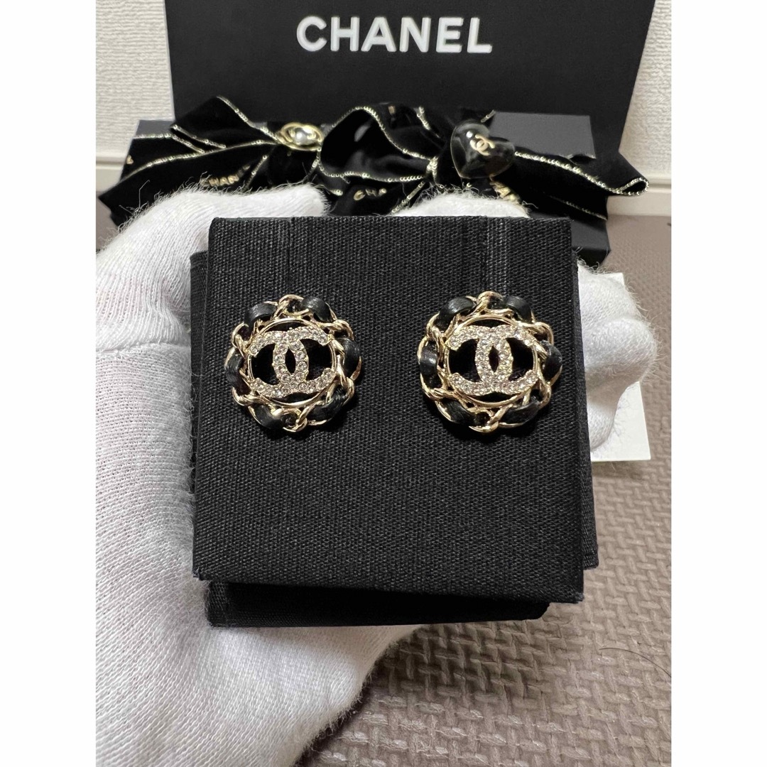 アクセサリー❣️Sale中❣️新品 CHANEL ピアス CCマーク レザー 人気 再入荷