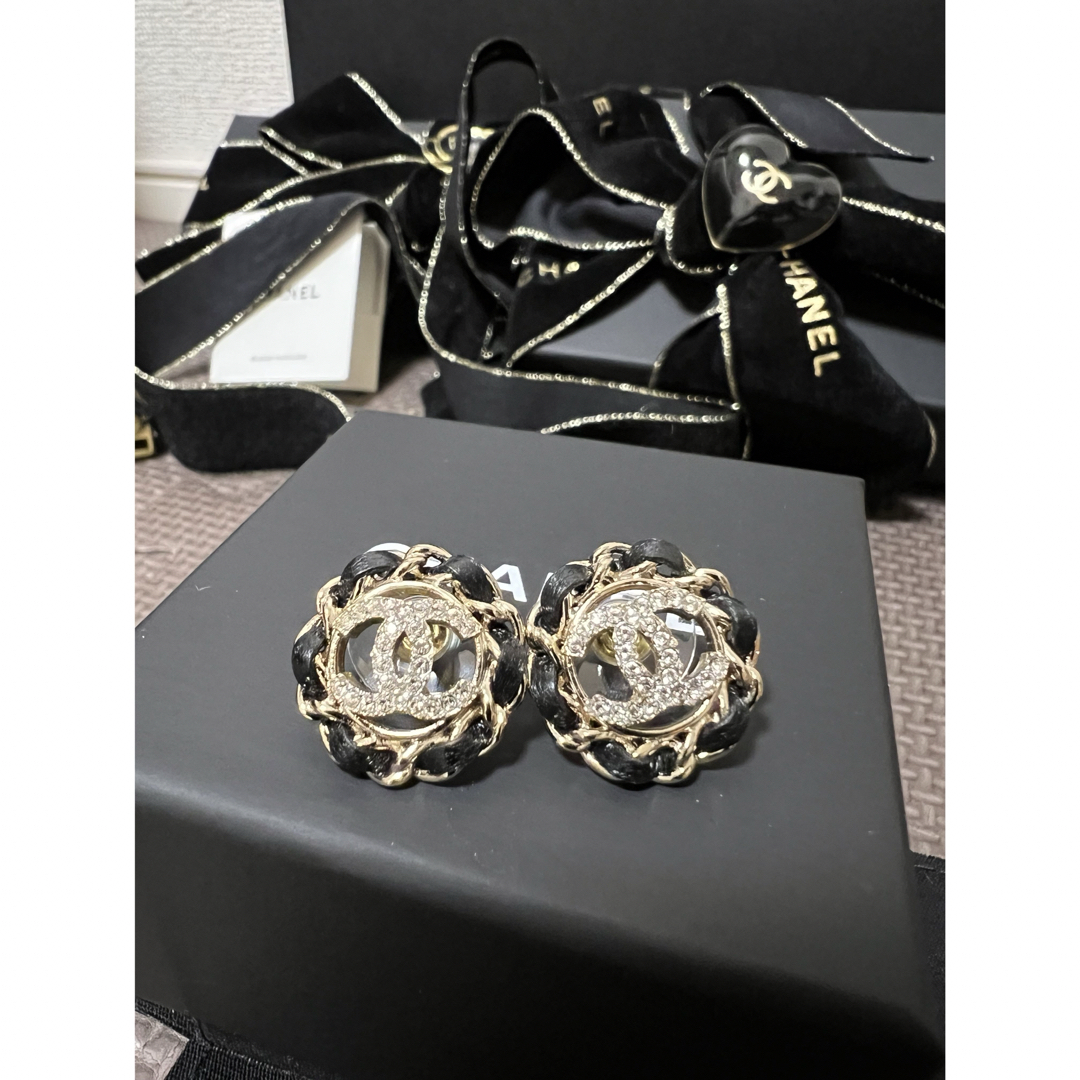 CHANEL(シャネル)の❣️Sale中❣️新品 CHANEL ピアス CCマーク レザー 人気 再入荷 レディースのアクセサリー(ピアス)の商品写真