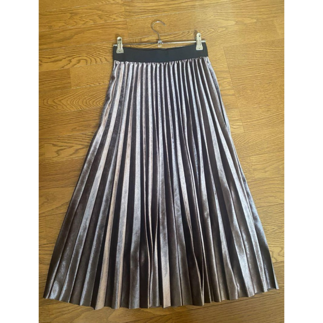 dholic(ディーホリック)のDHOLIC プリーツ　サテン　スカート　 レディースのスカート(ひざ丈スカート)の商品写真