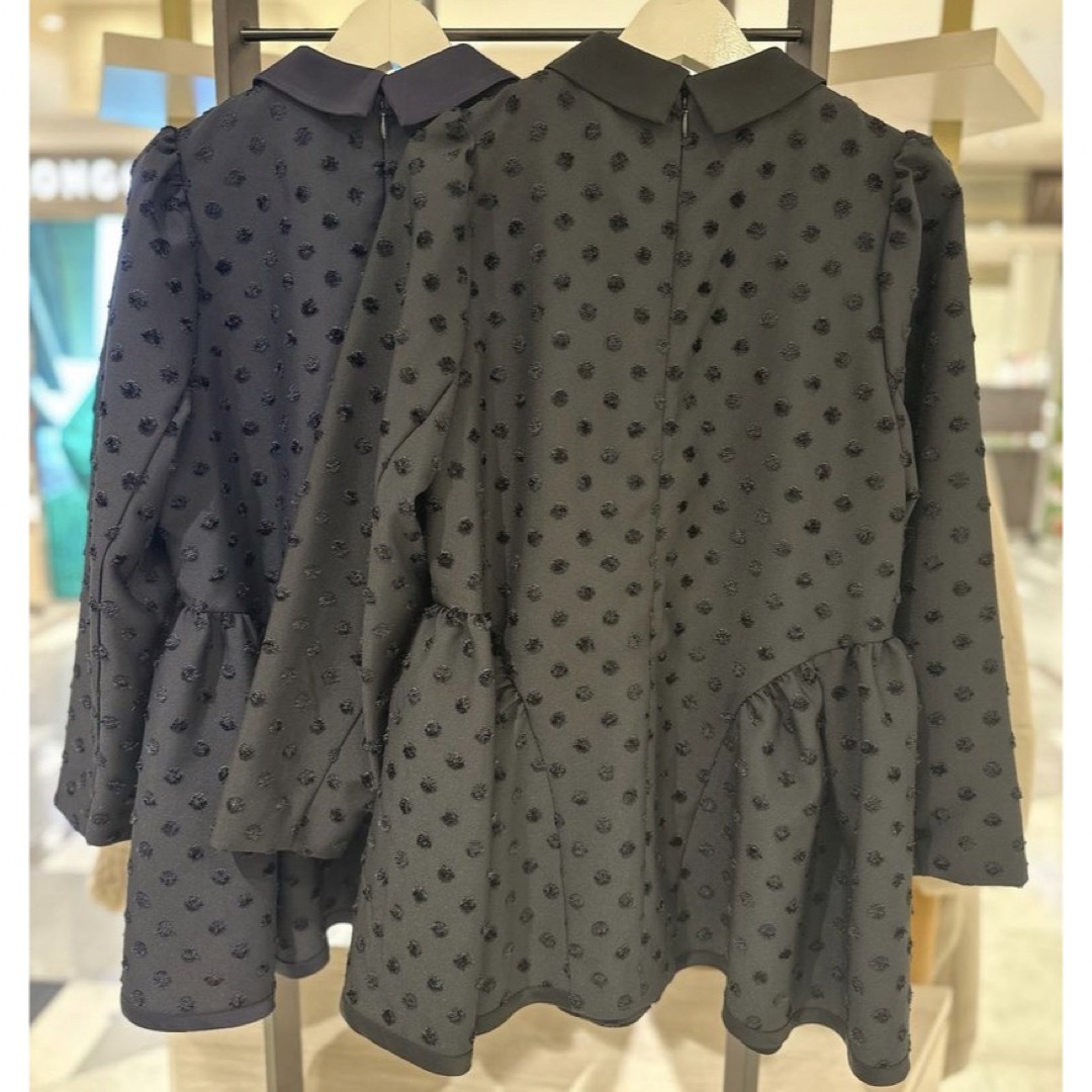 Sono - sono  ブラック　Dot JACQARD ラウンディッシュフレアブラウス