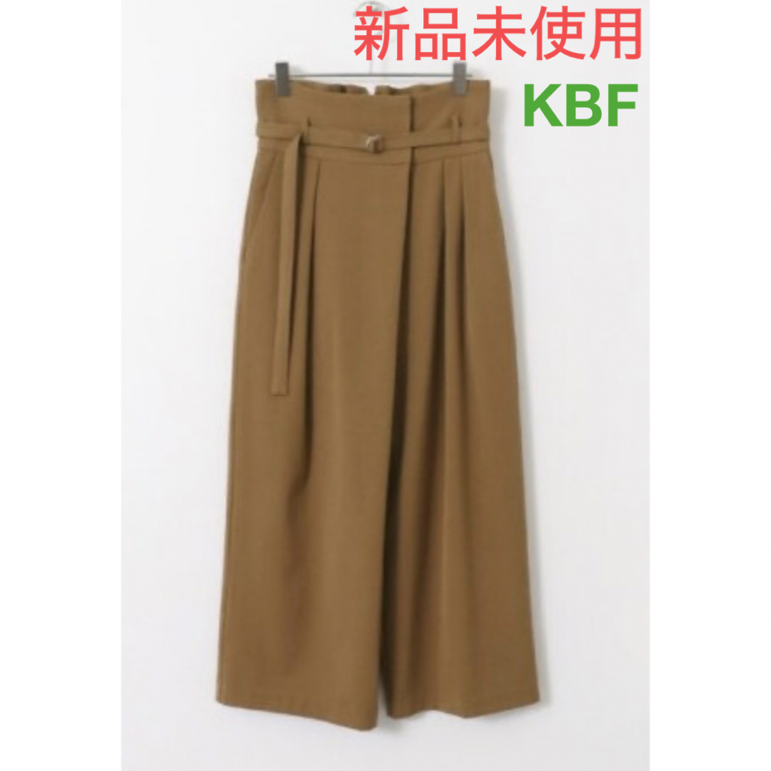 KBF(ケービーエフ)の【新品未使用】KBF 細ベルト付ハイウエストクロップドパンツ レディースのパンツ(クロップドパンツ)の商品写真