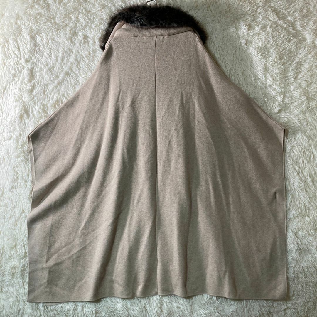 ZARA(ザラ)の極美品 ZARA ザラニット ファー 襟 ポンチョコート ベージュ S ケープ レディースのジャケット/アウター(ポンチョ)の商品写真