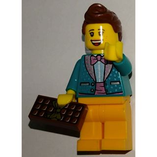 レゴ(Lego)のレゴミニフィグ　蝶ネクタイ服の女性とチョコレート(知育玩具)