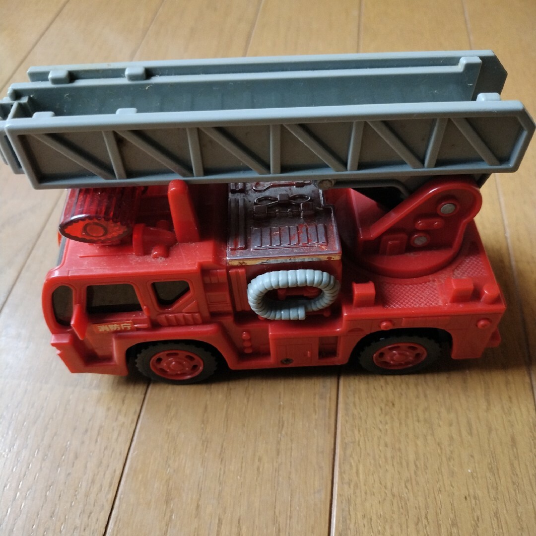 おもちゃ　消防車　はしご車　はたらく車　車 エンタメ/ホビーのおもちゃ/ぬいぐるみ(ミニカー)の商品写真
