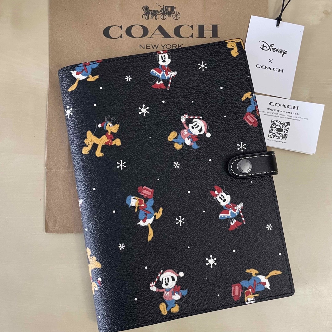 COACH(コーチ)の12/25発送 Disney x COACH 新品 ノート ホリデイプリント インテリア/住まい/日用品の文房具(ノート/メモ帳/ふせん)の商品写真