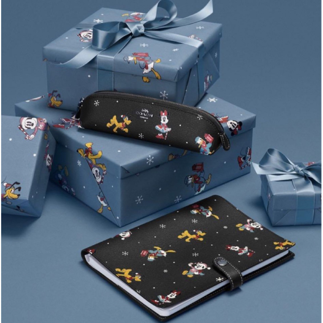 COACH(コーチ)の12/25発送 Disney x COACH 新品 ノート ホリデイプリント インテリア/住まい/日用品の文房具(ノート/メモ帳/ふせん)の商品写真