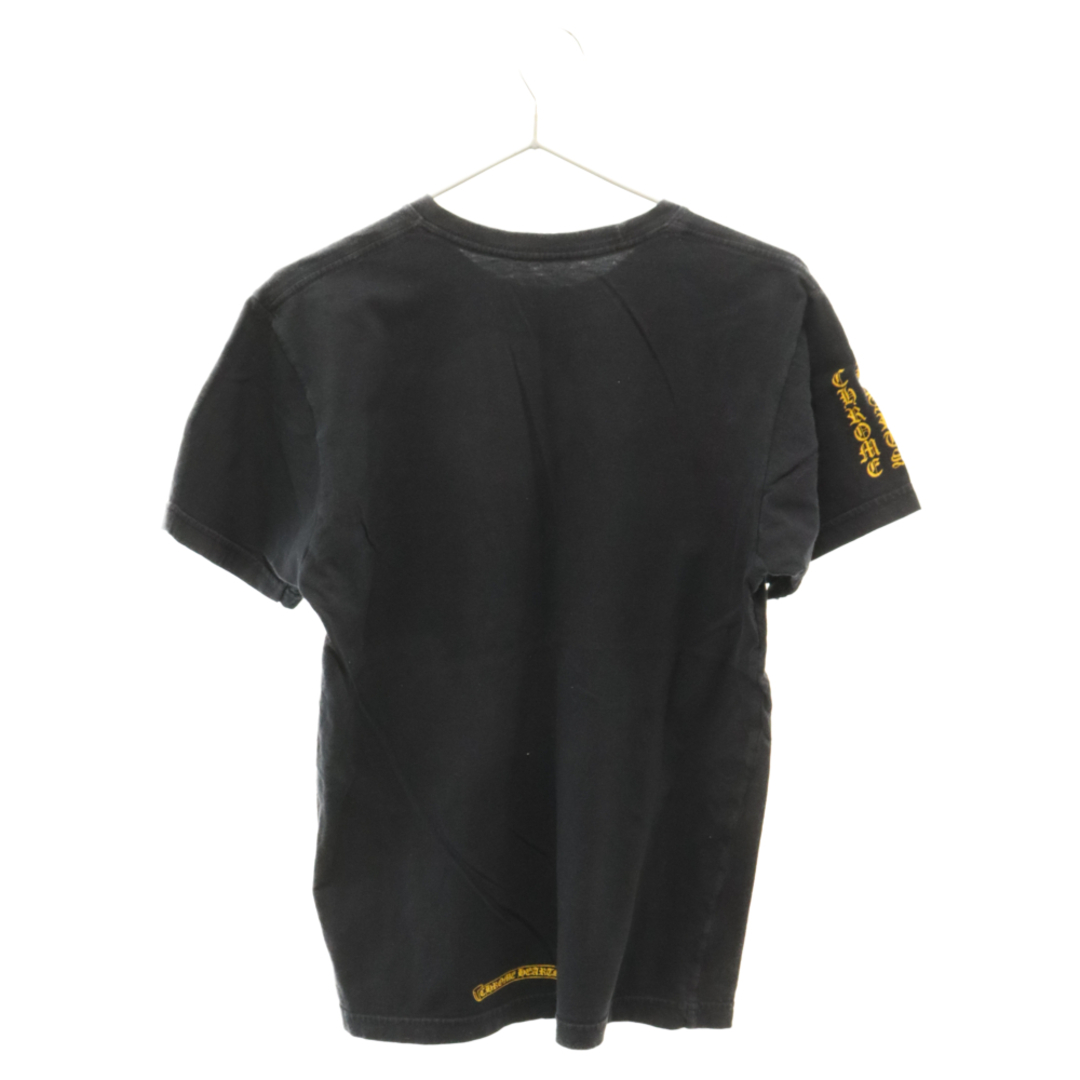 Chrome Hearts(クロムハーツ)のCHROME HEARTS クロムハーツ ダガー スクロールラベル プリント ポケット 半袖Tシャツ ブラック/イエロー メンズのトップス(Tシャツ/カットソー(半袖/袖なし))の商品写真