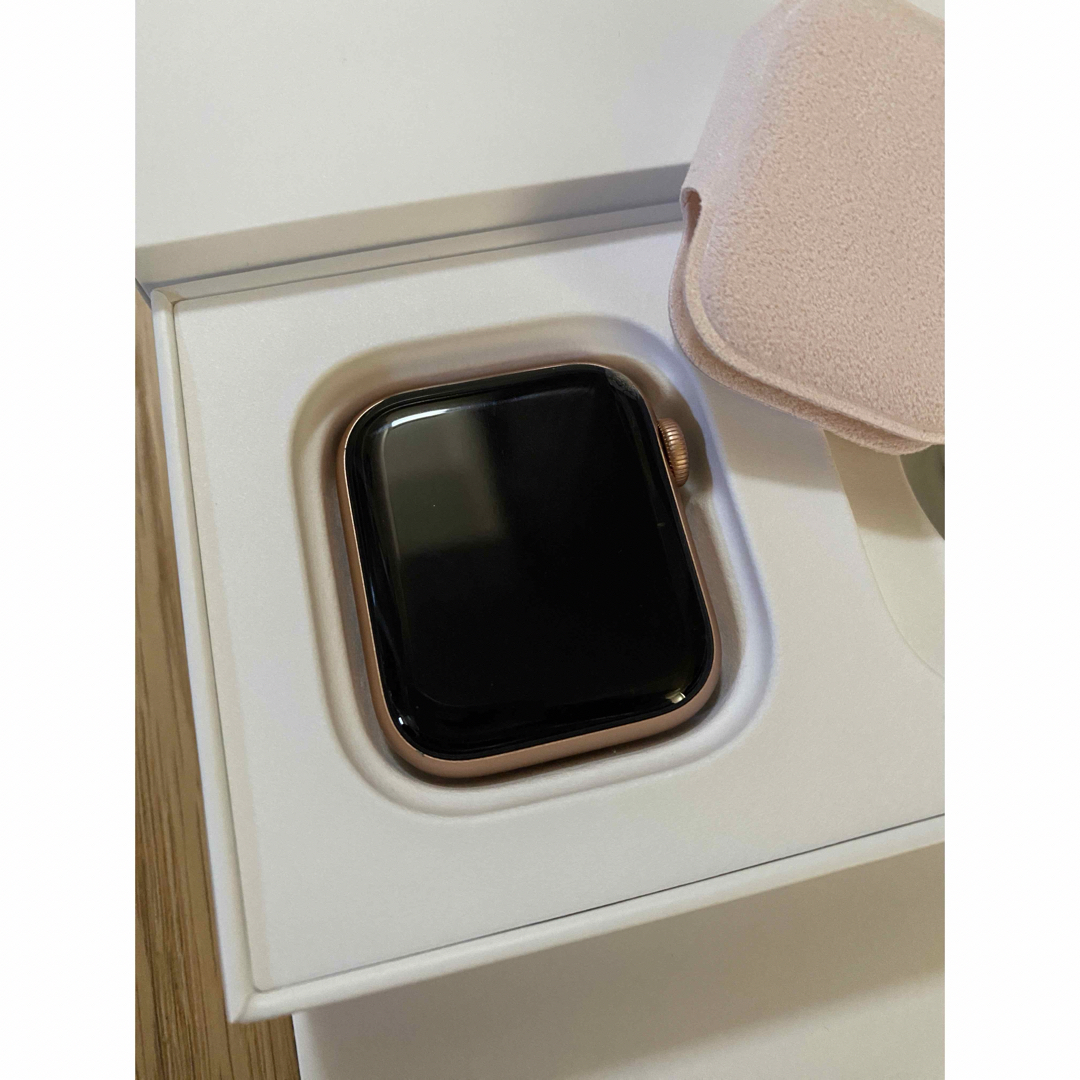 Apple Watch(アップルウォッチ)のAppleWatchSeries4 GPSモデル 40mm ゴールドアルミニウム レディースのファッション小物(腕時計)の商品写真