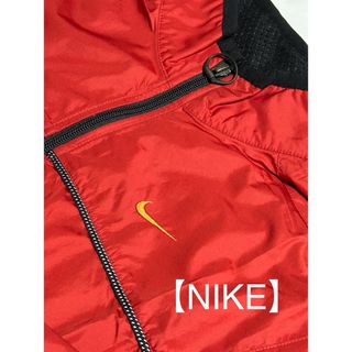 ナイキ(NIKE)の【美品】NIKE ナイロン防寒パッカリング収納スタンドジャケット／レッド(ナイロンジャケット)