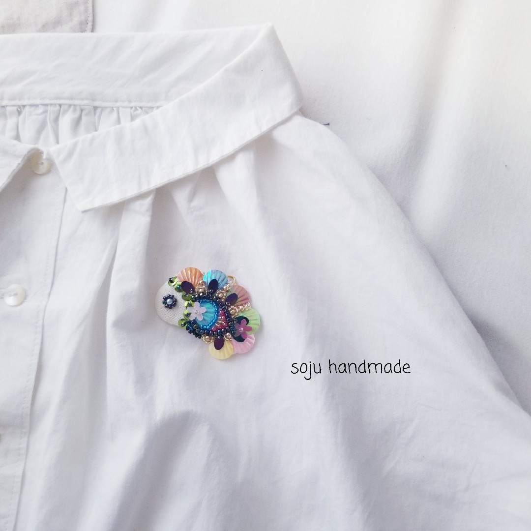 ダンシングフィッシュ　ビーズ刺繍　ブローチ ハンドメイドのアクセサリー(コサージュ/ブローチ)の商品写真