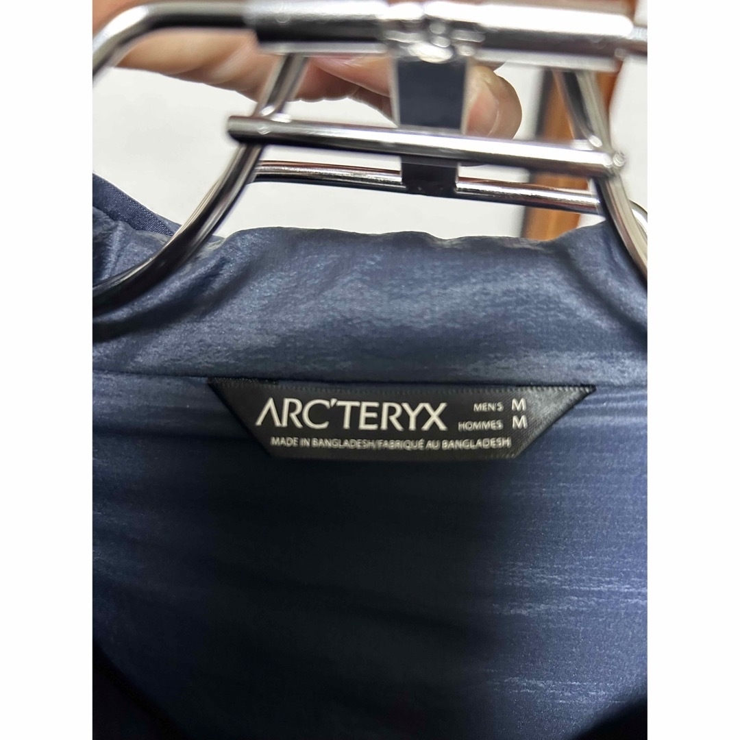 ARC'TERYX(アークテリクス)のアークテリクス アトム LT フーディー  カラー　ネイビー　サイズ　M メンズのジャケット/アウター(ダウンジャケット)の商品写真