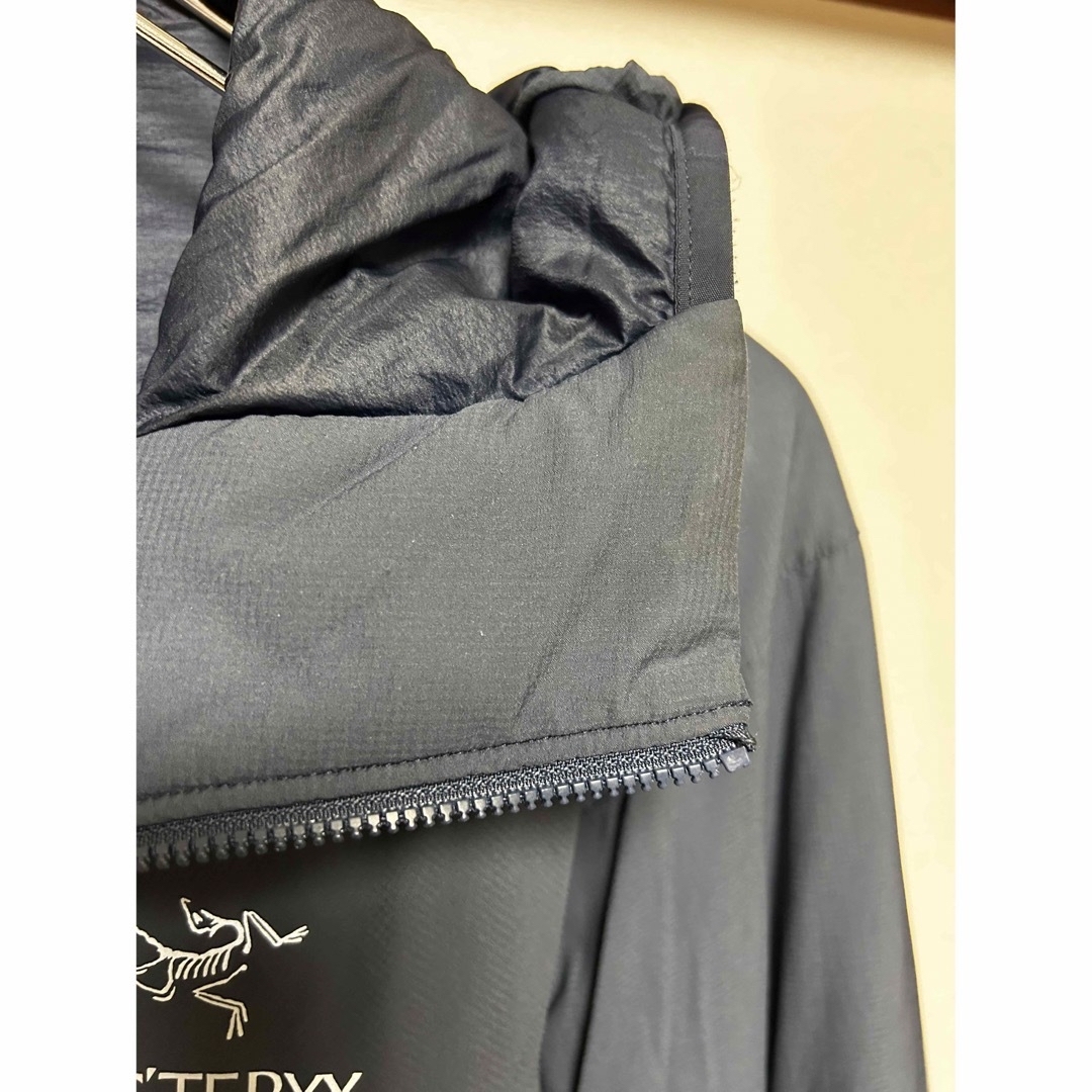 ARC'TERYX(アークテリクス)のアークテリクス アトム LT フーディー  カラー　ネイビー　サイズ　M メンズのジャケット/アウター(ダウンジャケット)の商品写真
