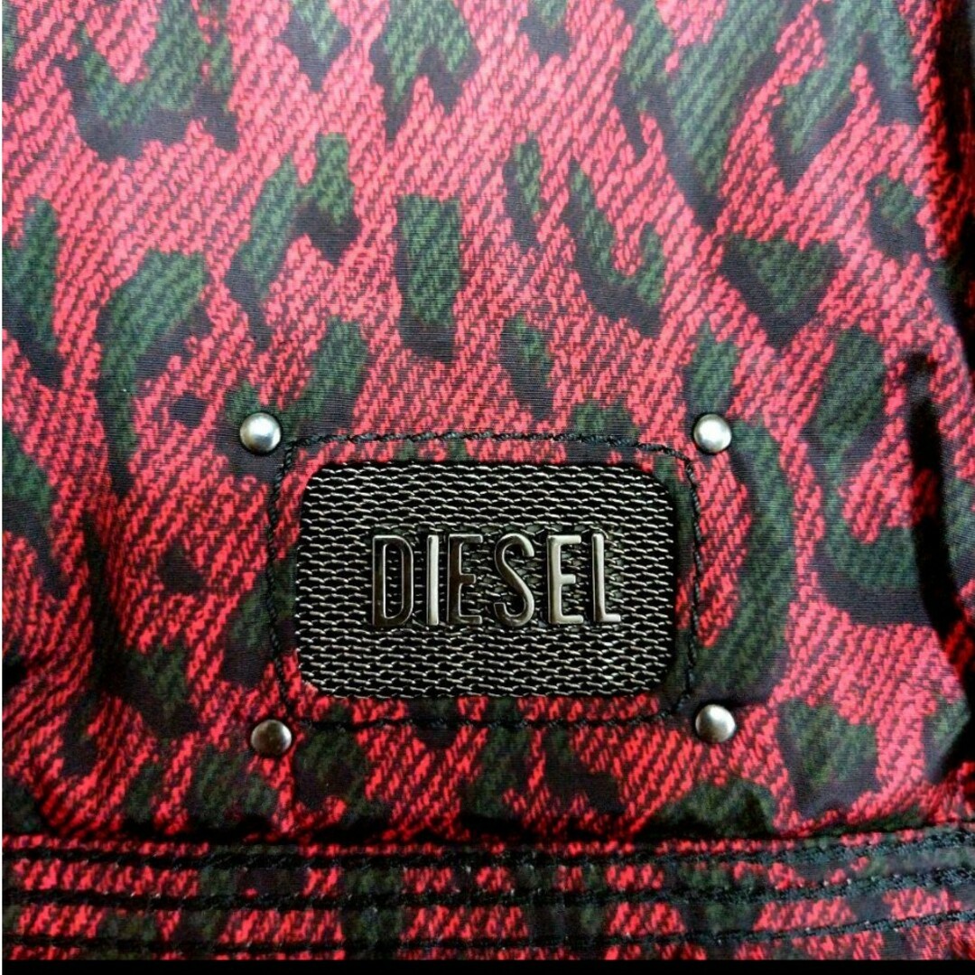 DIESEL(ディーゼル)のDIESEL BLACK＆RED レオパード迷彩 ト―トバッグ レディースのバッグ(トートバッグ)の商品写真