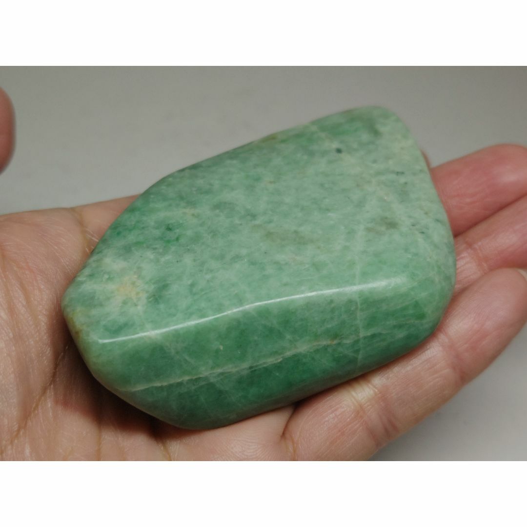 鮮緑 241g 翡翠 ヒスイ 翡翠原石 原石 鉱物 鑑賞石 自然石 誕生石