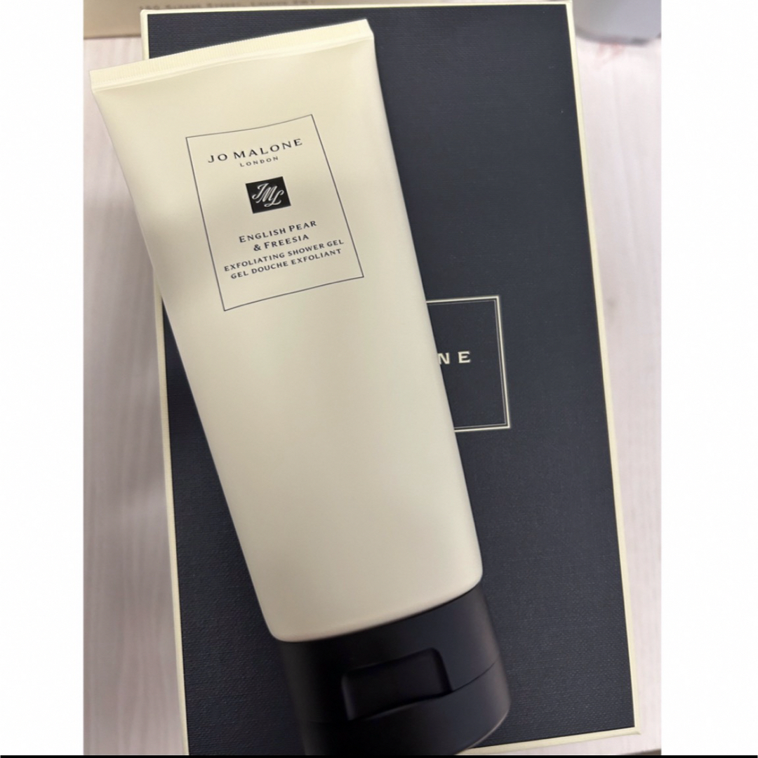 Jo Malone(ジョーマローン)のジョーマローン　イングリッシュペアーアンドフリージア　シャワージェル コスメ/美容のボディケア(ボディソープ/石鹸)の商品写真