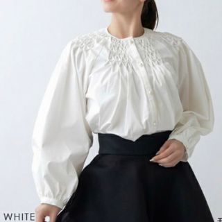 ソーノ(Sono)のsono ホワイト　ラジアルスモックフレアブラウス(カットソー(長袖/七分))