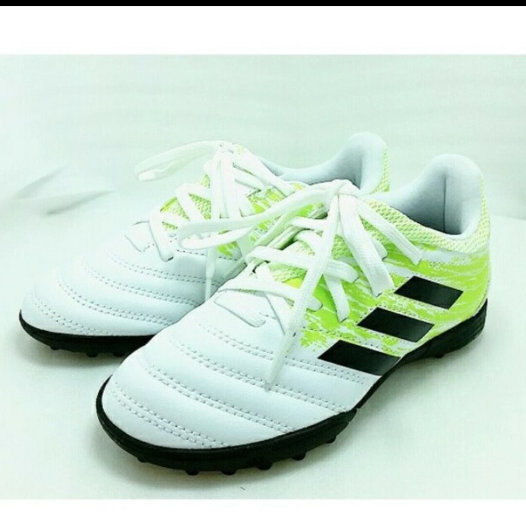 adidas(アディダス)の新品 送料無料 adidas 子供用 18センチ サッカー シューズ トレシュー キッズ/ベビー/マタニティのキッズ靴/シューズ(15cm~)(その他)の商品写真