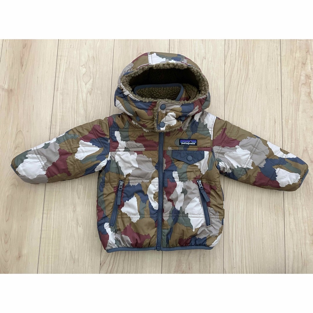 patagonia(パタゴニア)のパタゴニア　リバーシブル　ボアダウン　12-18M キッズ/ベビー/マタニティのベビー服(~85cm)(ジャケット/コート)の商品写真