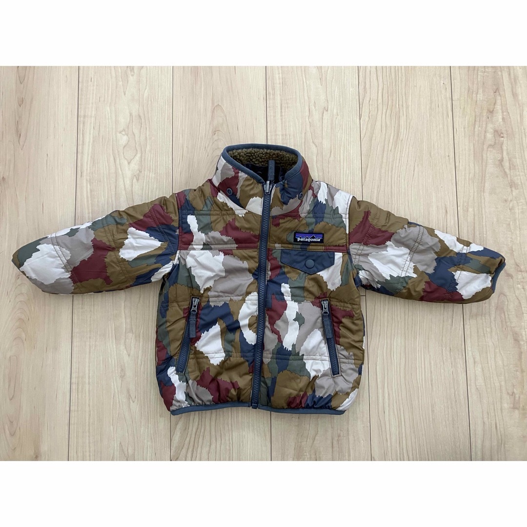 patagonia(パタゴニア)のパタゴニア　リバーシブル　ボアダウン　12-18M キッズ/ベビー/マタニティのベビー服(~85cm)(ジャケット/コート)の商品写真