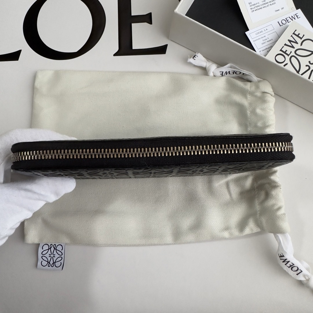 LOEWE(ロエベ)のロエベ LOEWE リピート アナグラム ラウンドファスナー レディースのファッション小物(財布)の商品写真