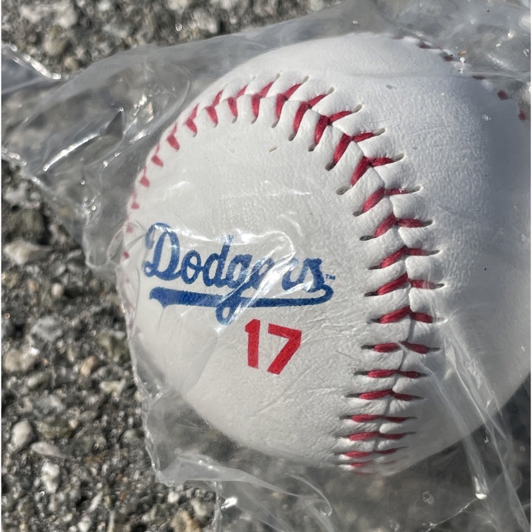 MLB(メジャーリーグベースボール)の大谷翔平　ドジャース　ボール　レプリカ　スタジアム購入 スポーツ/アウトドアの野球(記念品/関連グッズ)の商品写真