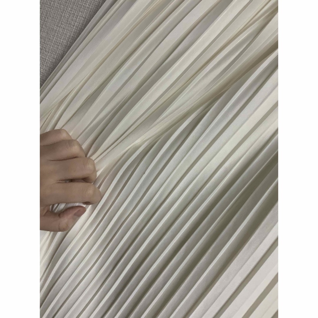 GU(ジーユー)のスカート　ホワイト　プリーツ　GU  台形スカート　S ロングスカート レディースのスカート(ロングスカート)の商品写真