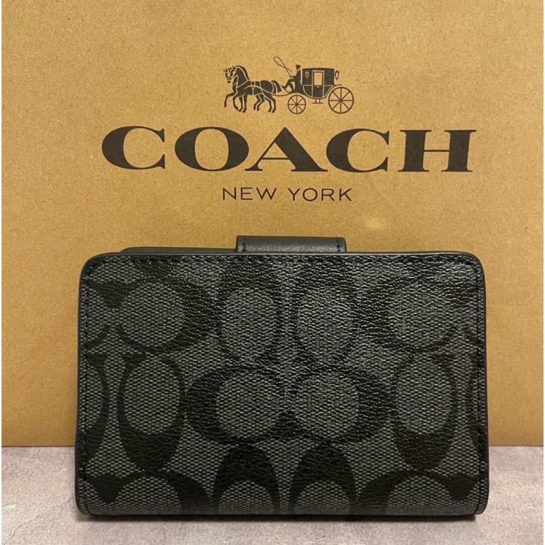 COACH(コーチ)の新品　COACH 長財布　二つ折り財布　ブラック ワンポイント　小銭入れ有 レディースのファッション小物(財布)の商品写真