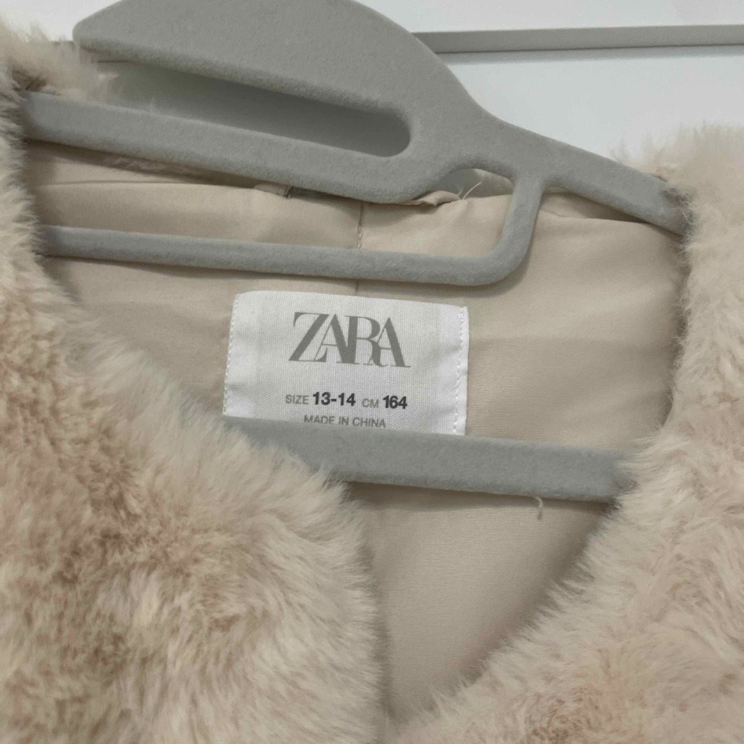 ZARA(ザラ)のザラ　フェイクファーベスト　ザラキッズ レディースのトップス(ベスト/ジレ)の商品写真