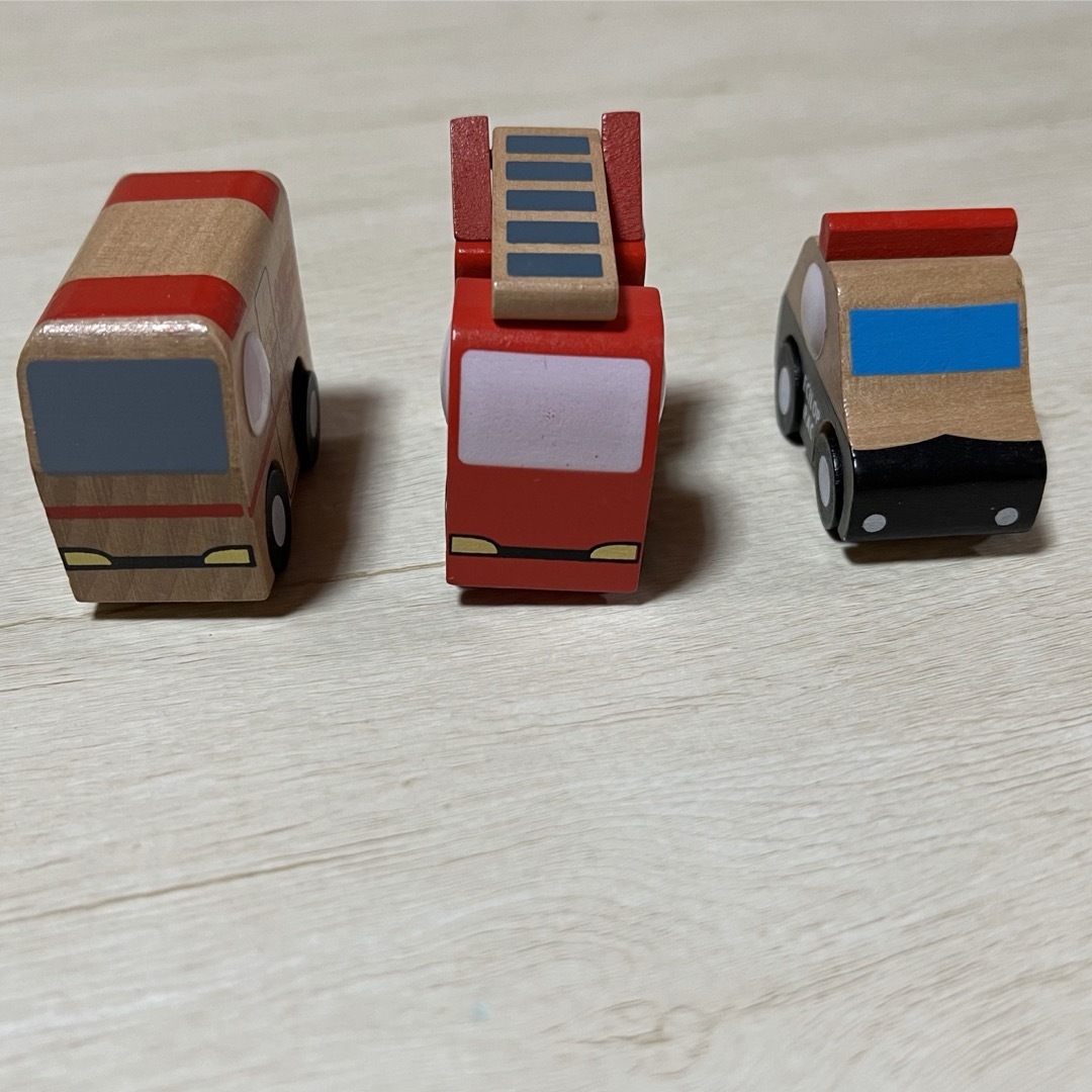 消防車　働く車　木のおもちゃ　木製　 キッズ/ベビー/マタニティのおもちゃ(電車のおもちゃ/車)の商品写真