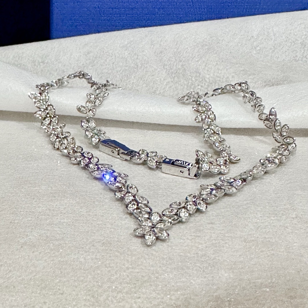 SWAROVSKI(スワロフスキー)の未使用swarovskiダイアパーゾン　ミランダカーコラボ　フラワーネックレス レディースのアクセサリー(ネックレス)の商品写真